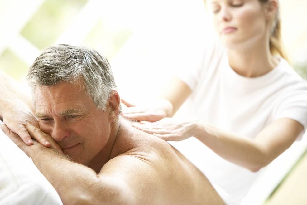 Il massaggio alla schiena migliora il benessere e aumenta la potenza maschile